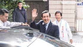 前總統馬英九13日前往延平國小，出席周大觀文教基金會頒發16年周大觀抗癌圓夢助學金。　圖／記者林敬旻