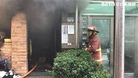 法院前往板橋重慶路強制點交，屋主反鎖屋內，警消破門滅火逮人（翻攝畫面）