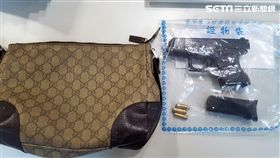 彭男前往士林夜市地下美食街用餐時，與小吃攤朱姓老闆娘發生口角，還持道具槍恐嚇對方遭逮（翻攝畫面）