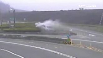 疑恍神衝撞飛越槽化島　駕駛驚嚇輕傷