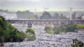 台東縱谷大坍方 無立即危險
台東縱谷加拿部落山區12公頃大坍方，引起居民不安；
成大防災研究中心調查，沒有立即危險，不過，坍方有
再擴大之虞。
中央社記者盧太城台東攝 105年12月27日