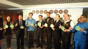 環署署長李應元與宗教團體研商減燒，目標明年50％、後年100％的宮廟加入減燒。（圖／賴品瑀攝影／環境資訊中心）（名家）