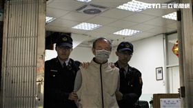 陳姓書商不甘跳票後房屋遭法拍，點火燒屋以示抗議，遭到警消破門入內滅火逮人（翻攝畫面）