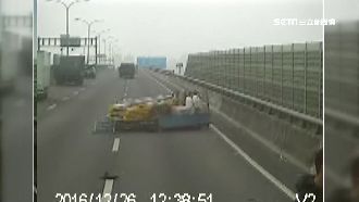 觀音像被甩飛立路旁　民眾：有神快拜