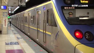 台鐵區間車撞施工車　車門變形傳燒焦