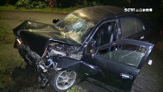 小客車自撞山壁　引擎蓋慘凹90度