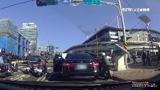 私駕駛違停　亂開車門害騎士慘摔