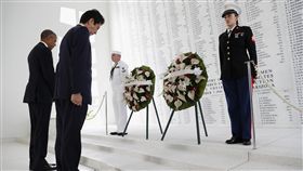 安倍晉三和歐巴馬在珍珠灣（圖／美聯社／達志影像）