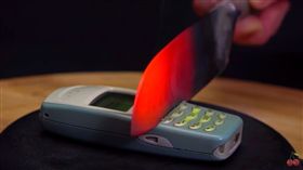 千度高溫菜刀砍Nokia 3310（圖取自YouTube）