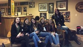 ▲6位女孩大合照卻少了1雙腿。（圖／翻攝自Reddit）
https://www.reddit.com/r/pics/comments/5k12m7/find_the_middle_girls_legs/