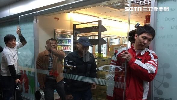 信義商圈跨年商機無限　超商拆門備戰