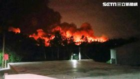 新北市林區的鏞瑞物流公司廠區凌晨2時起火燃燒，4間共5千坪連棟倉庫全數付之一炬，三星及其他公司的3C家電用品亦全被燒毀（翻攝畫面）