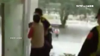 婦人大鬧圖書館　不理勸阻怒吼警察