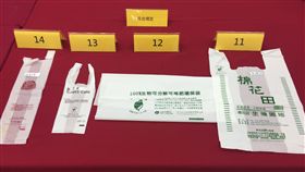 消基會公布檢測14件市售垃圾袋及付費等-塑膠袋-，僅4件是生物可分解，其餘是變成小碎片的裂解，卻標環保可分解、自然可分解，甚至生物可分解，讓環保亂了套。
中央社記者楊淑閔攝
