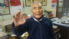 崑濱伯獲聘國策顧問（1）
台南市後壁區農民「崑濱伯」黃崑濱（圖），以農民身
分獲聘為國策顧問，28日接獲不少親朋好友祝賀。他接
受訪問時則謙虛表示，自己連國語都講不好，實在不夠
格。
中央社記者楊思瑞攝  105年12月28日