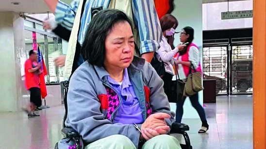 最大詐貸案女嫌　人前癱軟人後站立