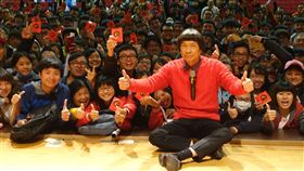 豬哥亮為新片宣傳進校園　遭學生驗髮 圖/華聯國際提供