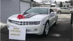 跑車,耶誕節,耶誕禮物,哥哥,妹妹,禮物,超跑,雪佛蘭,CHEVROLET,CAMARO　圖／翻攝自推特