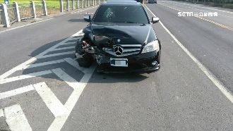 放炮引燃「謝籃」！迎娶車糗撞橋頭