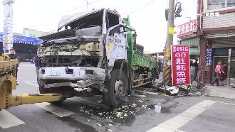 煞車失靈　貨車連撞12車釀3人輕傷