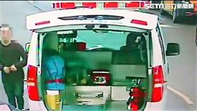 趙男疑似吸毒後自殘，弟弟打119報案，救護人員抵達中和街時，他卻把救護車開走連撞3台車後遭逮（翻攝畫面）