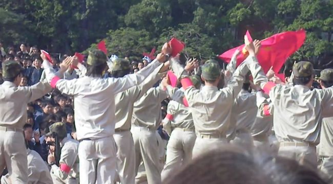 建中學生曾扮紅衛兵　校慶持槍入場