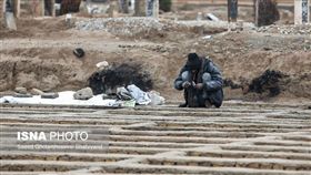伊朗遊民睡墳墓。圖／isna PHOTO。
http://isna.ir/photo/95100704442/%D8%B2%D9%86%D8%AF%D9%87-%D8%AF%D8%B1-%DA%AF%D9%88%D8%B1