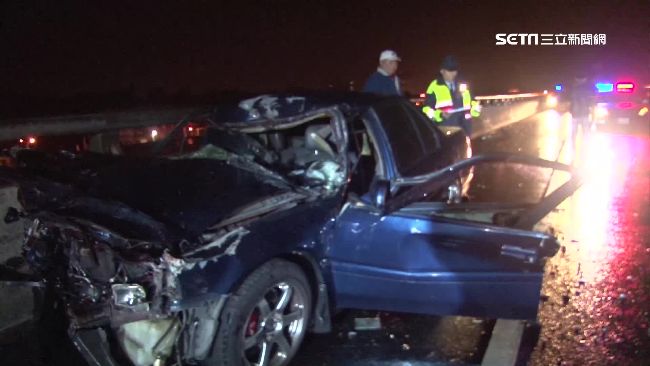 突傳爆炸聲！下車驚見轎車「黏上來」