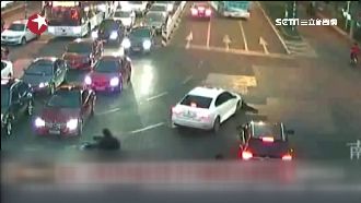 只因心情不好！陸男子開車衝撞女交警