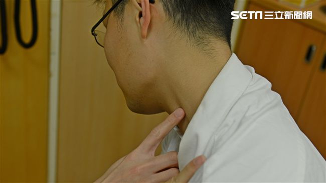 驚！OL肩頸痠痛　按摩後眼歪嘴斜