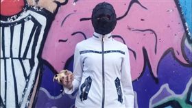 俄羅斯，少女，虐殺動物（圖／翻攝自《西伯利亞時報》）