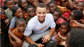 Stephen Curry與非洲孩童合照（圖／翻攝自Stephen Curry Instagram）