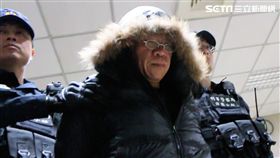 香港百億富豪黃煜坤綁架案幕後台籍主嫌甘俊松今天遣返回台，初訊他供稱自己是去菲律賓賣雞排（翻攝畫面）