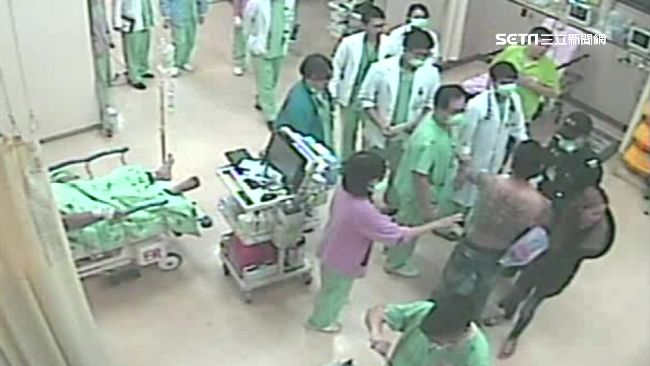 又見急診室暴力！抓狂男怒踹醫師下體