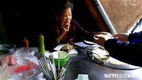 90歲,婆婆,米粉湯,永和,,阿婆,阿嬤,攤位,攤子,新北,愛心,善心,善良,無償,幫忙,盛湯,暖,陳滿月,美食-記者／張碧珊攝