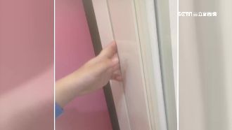 男童手指卡門縫痛哭　警消破櫥窗救援