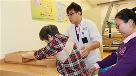 物理治療師李明哲協助彭阿嬤伸展關節和訓練手臂肌力
長照,物理治療,長照2.0,托老中心,銀髮俱樂部,社區照顧關懷據點
（圖／新北市政府提供）
16:9