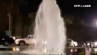 街頭滿滿大噴泉！疑小貨車撞斷消防栓