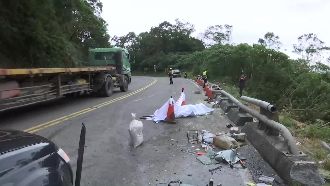 聯結車過彎未減速　連人帶車墜谷身亡