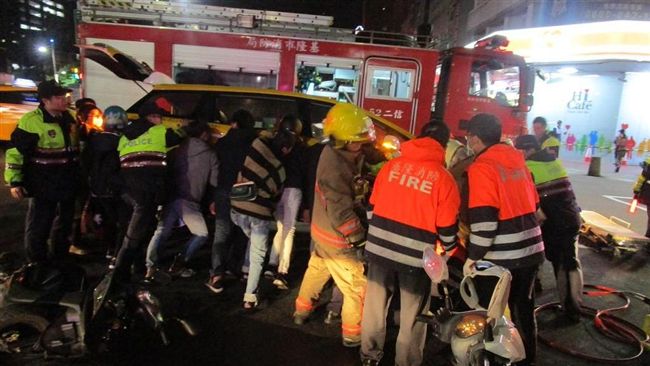 暖！男受困車下　20人合力抬車救命