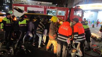 暖！男受困車下　20人合力抬車救命