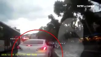 硬切旁車道沒打燈　駕駛被叭惱羞怒嗆