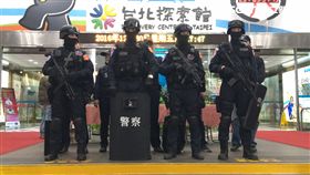 2017跨年維安升級信義分局出動反恐打擊部隊及首度偵爆犬 盧冠妃攝
