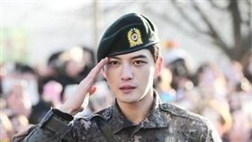 JYJ成員金在中退伍。（圖／翻攝自JOY NEWS24）