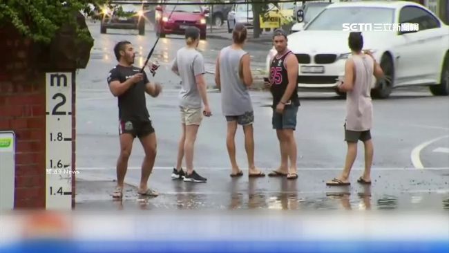 澳洲暴雨愛車泡水　民眾釣竿解圍爆紅