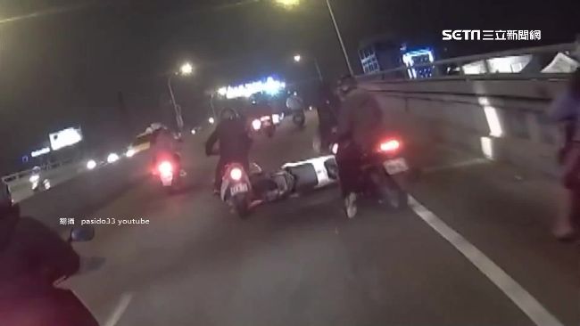 老機車爬坡催不動　遭後車追撞3車摔