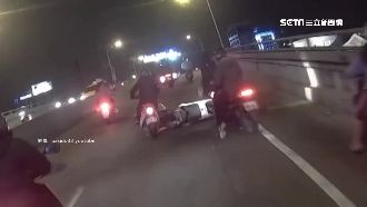 老機車爬坡催不動　遭後車追撞3車摔