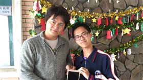 單親清寒子弟陳明政（右）力爭上游，感動同鄉通訊行老闆張仁吉（左），30日到校送他1台平板電腦。（圖／張仁吉提供／中央社）