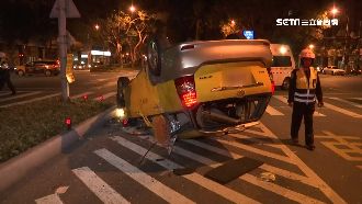 左轉撞翻直行車　計程車互撞2人受傷