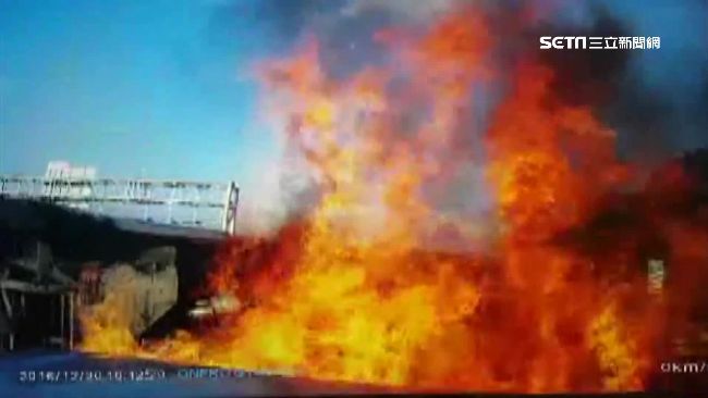 貨車遭撞燒成火球　駕駛「搏命」逃生